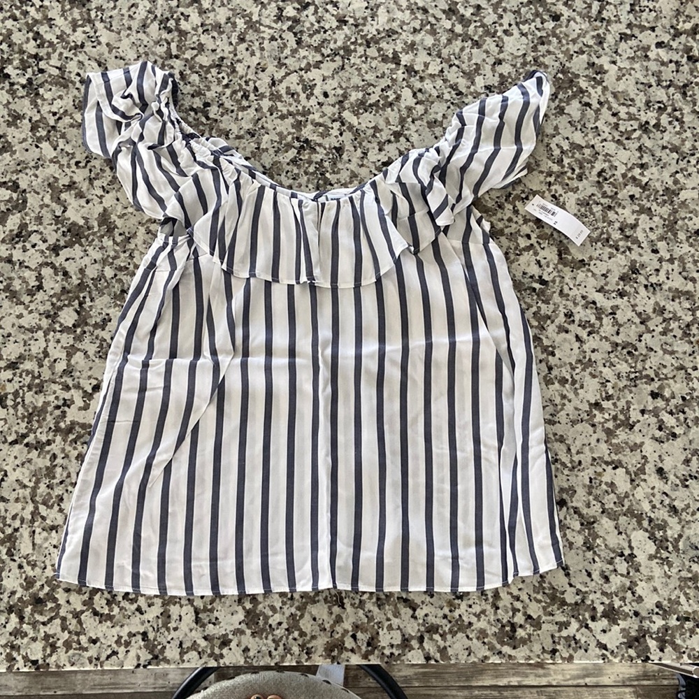 Old Navy off the shoulder ruffle top. Size XS